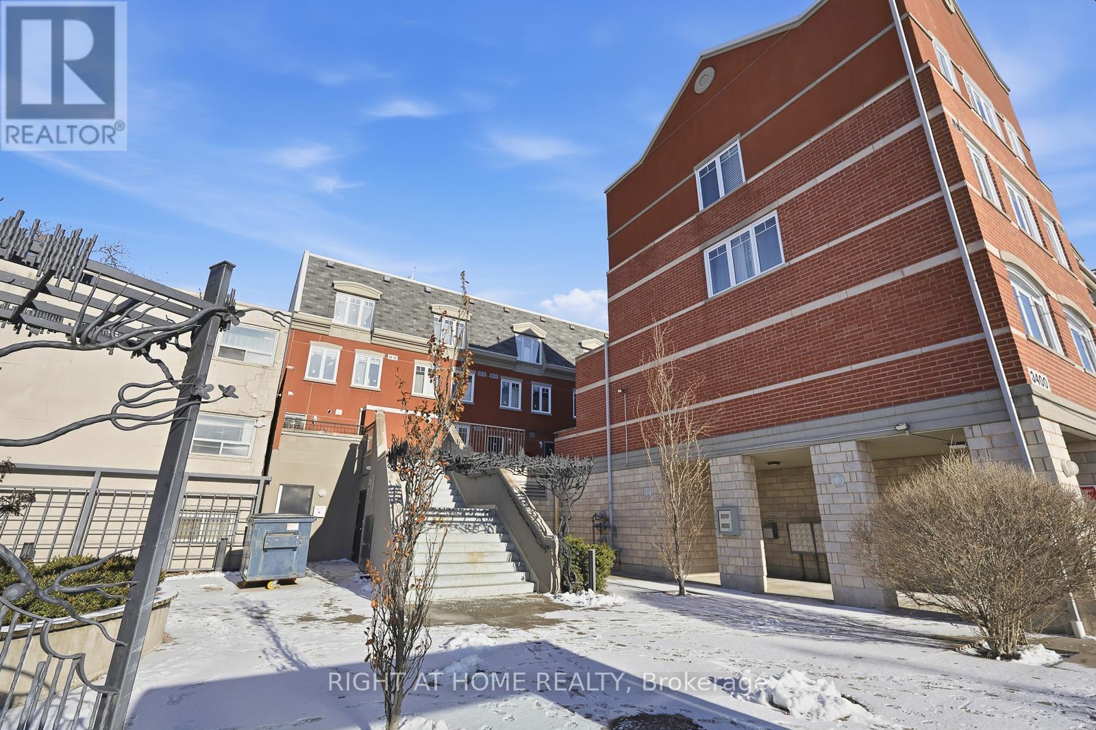 Row / Townhouse for Sale in 217 - 3400 LAKE SHORE BOULEVARD W|Toronto (Long Branch), Ontario M8W4Z9 2