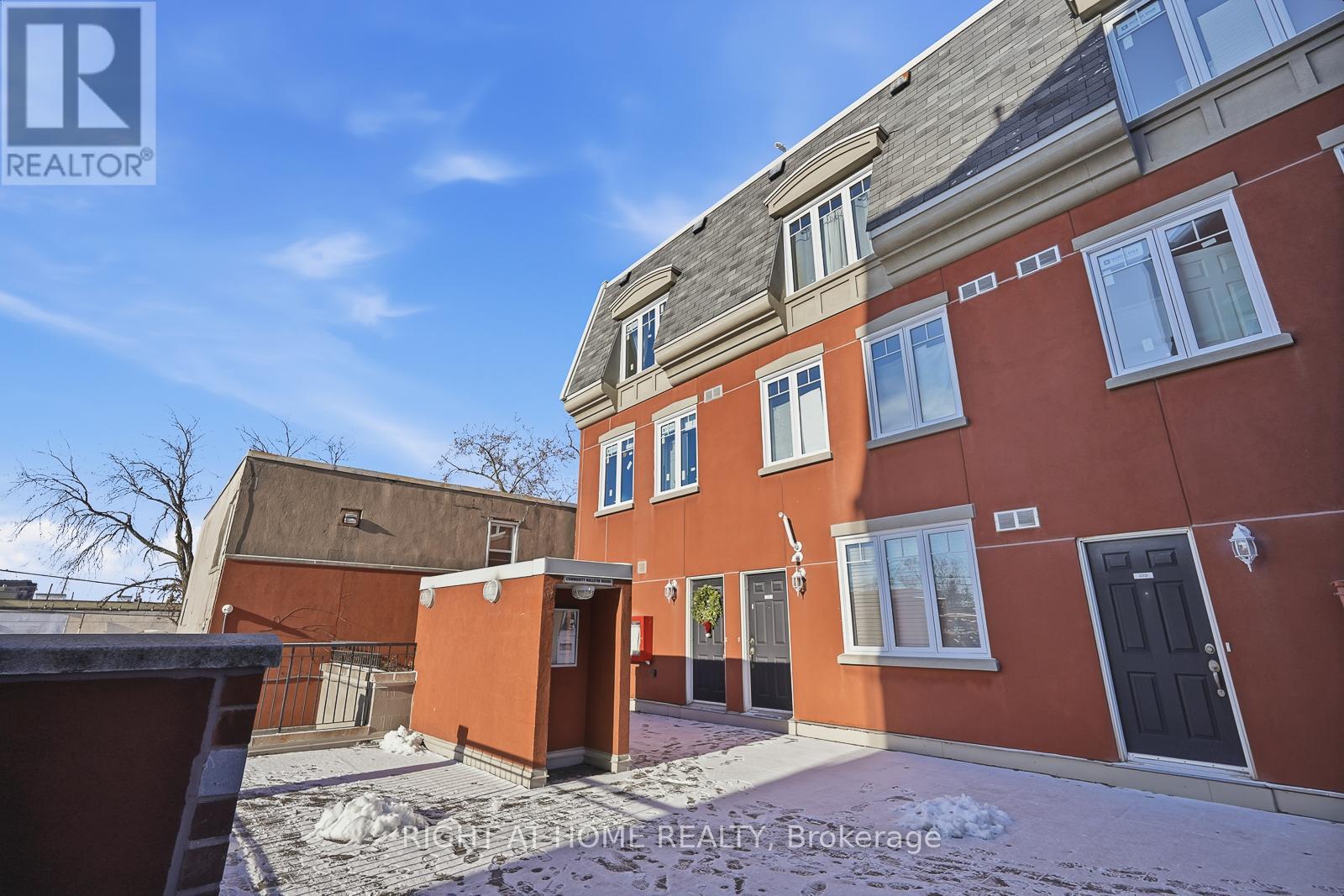 Row / Townhouse for Sale in 217 - 3400 LAKE SHORE BOULEVARD W|Toronto (Long Branch), Ontario M8W4Z9 4