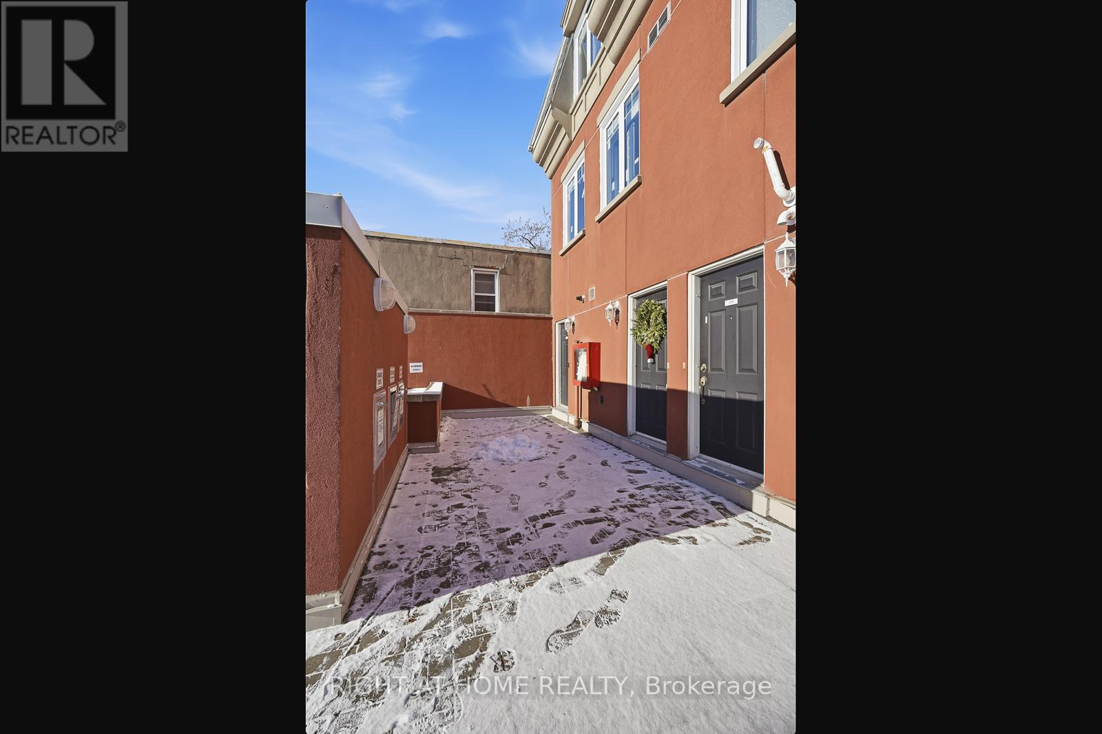 Row / Townhouse for Sale in 217 - 3400 LAKE SHORE BOULEVARD W|Toronto (Long Branch), Ontario M8W4Z9 5