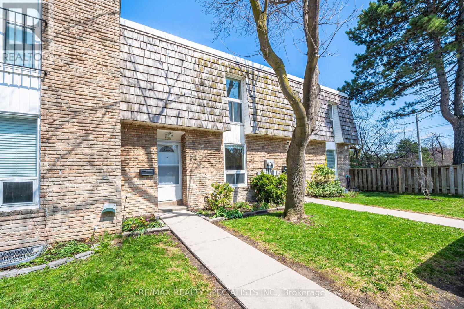 Row / Townhouse for Sale in 106 - 701 BURNHAMTHORPE ROAD|Toronto (Markland Wood), Ontario M9C2Z6 4