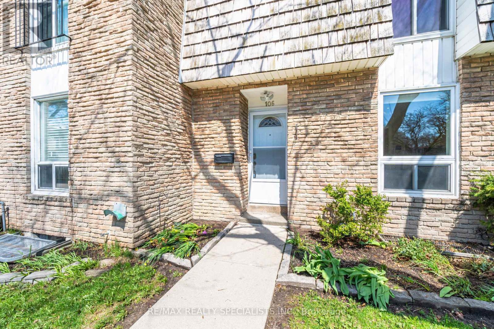 Row / Townhouse for Sale in 106 - 701 BURNHAMTHORPE ROAD|Toronto (Markland Wood), Ontario M9C2Z6 5