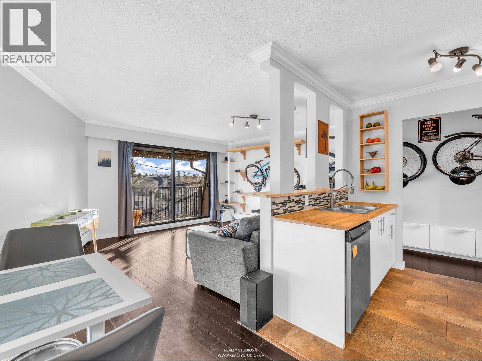 306 2222 CAMBRIDGE STREET|Vancouver, British Columbia V5L1E6