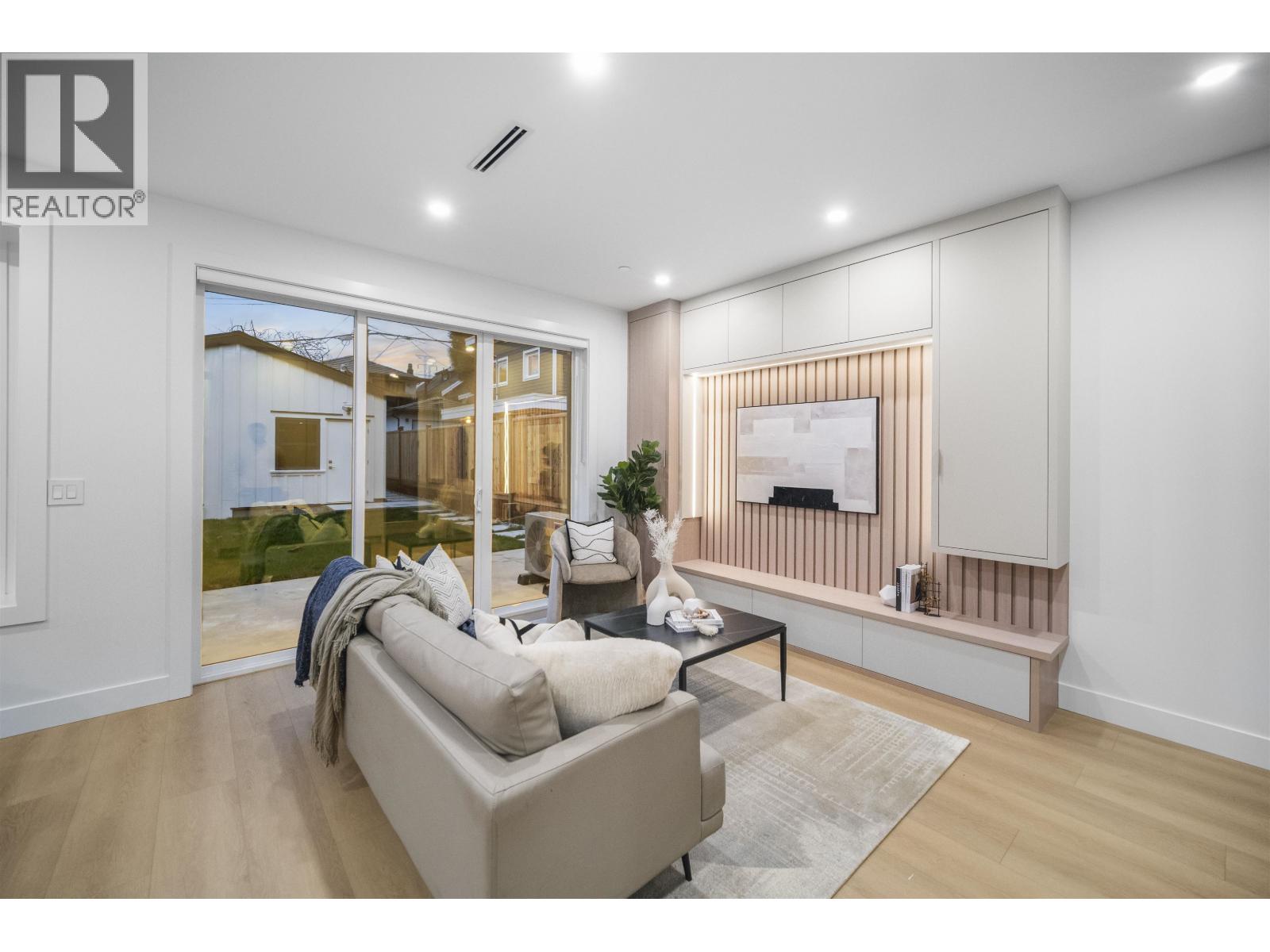2 3623 TRIUMPH STREET|Vancouver, British Columbia V5K1V4