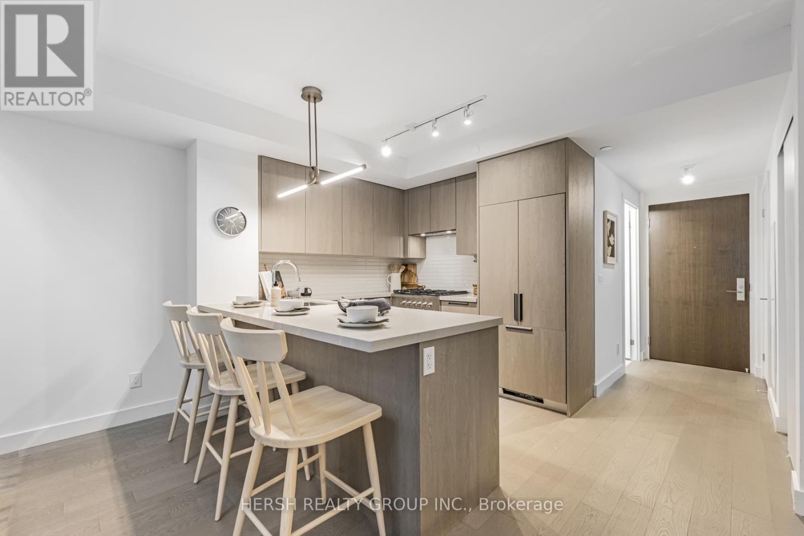 Row / Townhouse for Sale in 101 - 160 KINGSWAY CRESCENT|Toronto (Kingsway South), Ontario M8X2S4 2