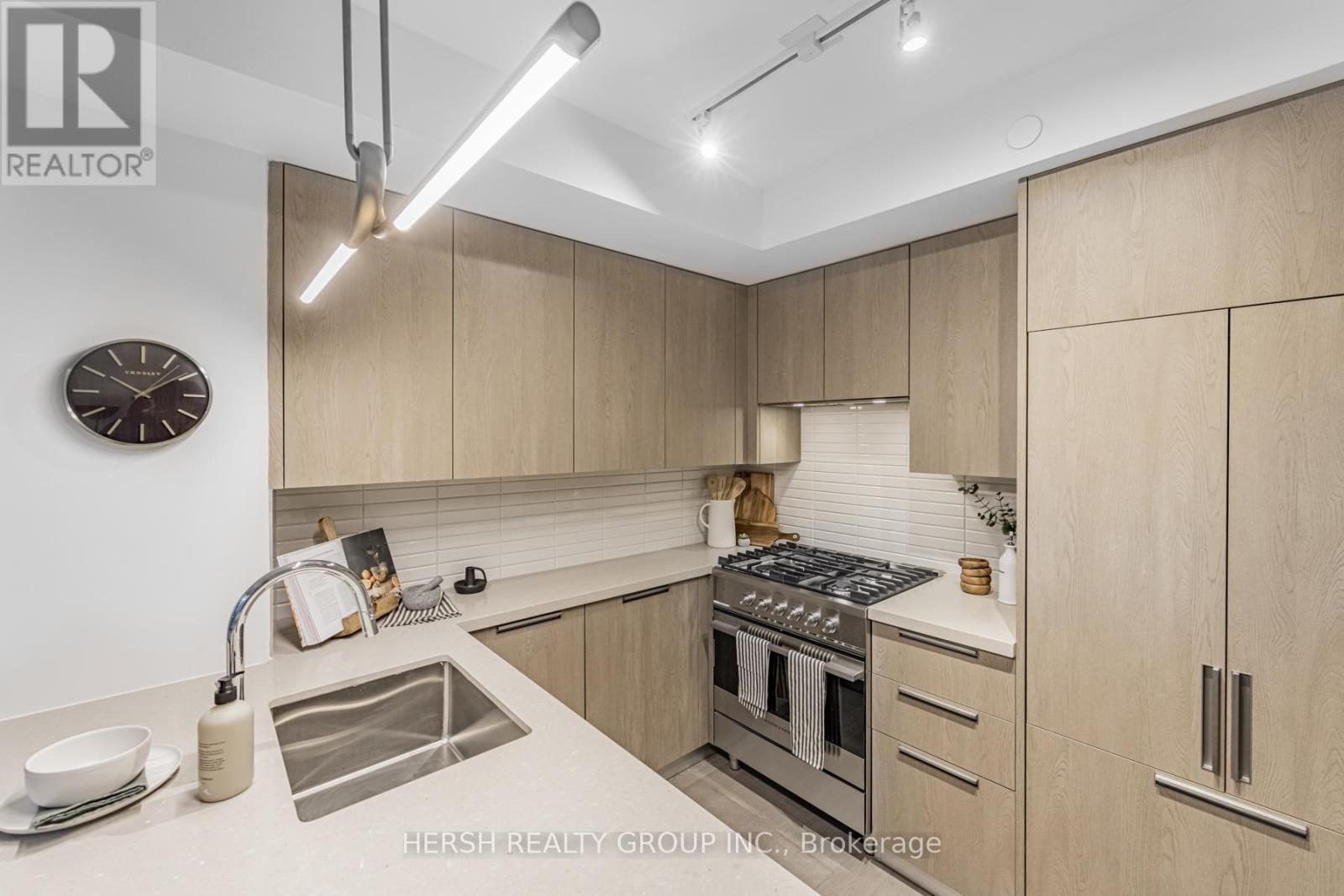 Row / Townhouse for Sale in 101 - 160 KINGSWAY CRESCENT|Toronto (Kingsway South), Ontario M8X2S4 3