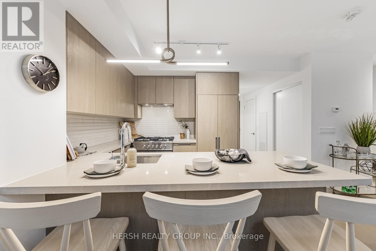 Row / Townhouse for Sale in 101 - 160 KINGSWAY CRESCENT|Toronto (Kingsway South), Ontario M8X2S4 4