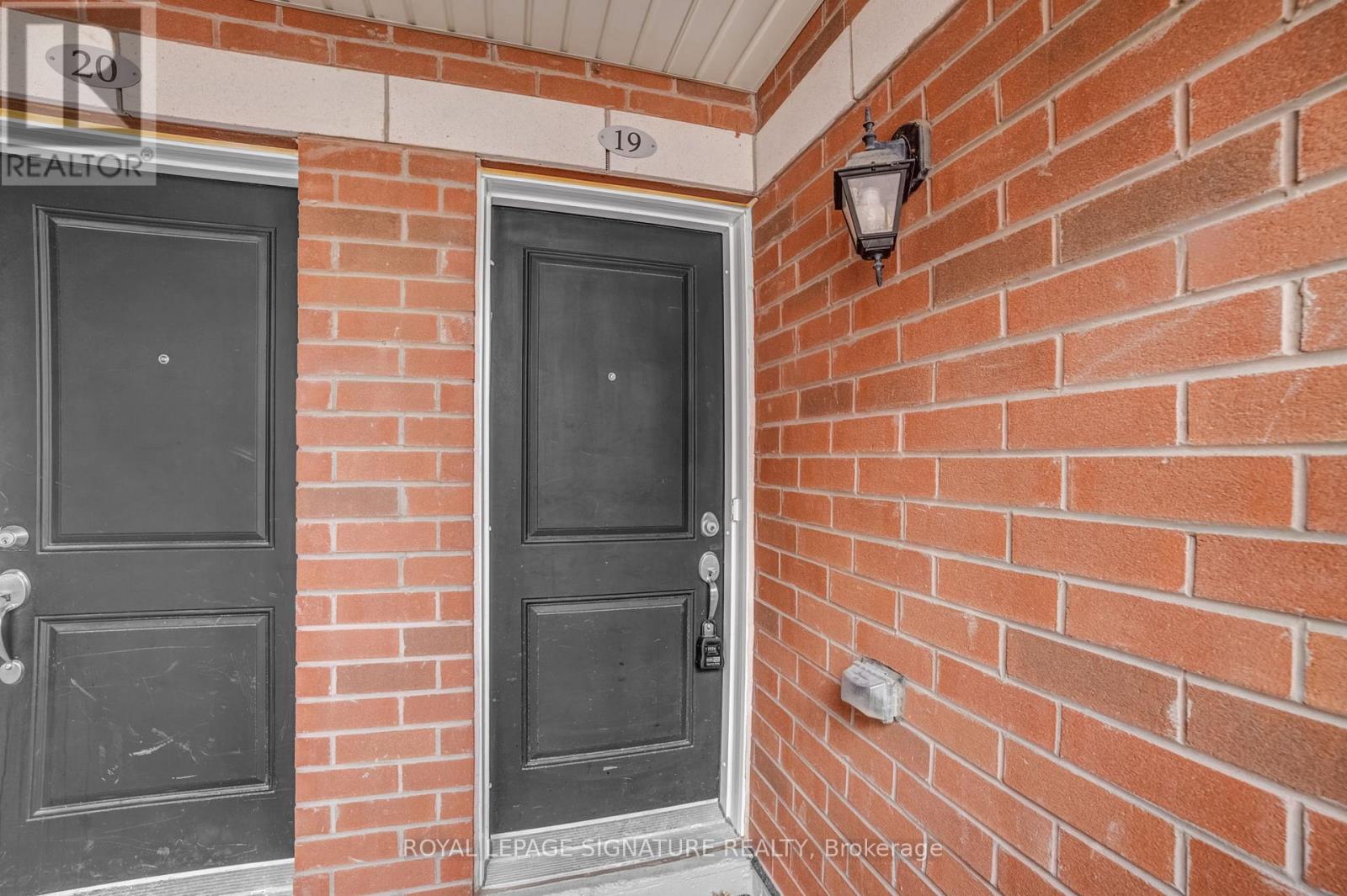 Row / Townhouse for Sale in 19 - 2492 POST ROAD|Oakville (RO River Oaks), Ontario L6H0G6 2