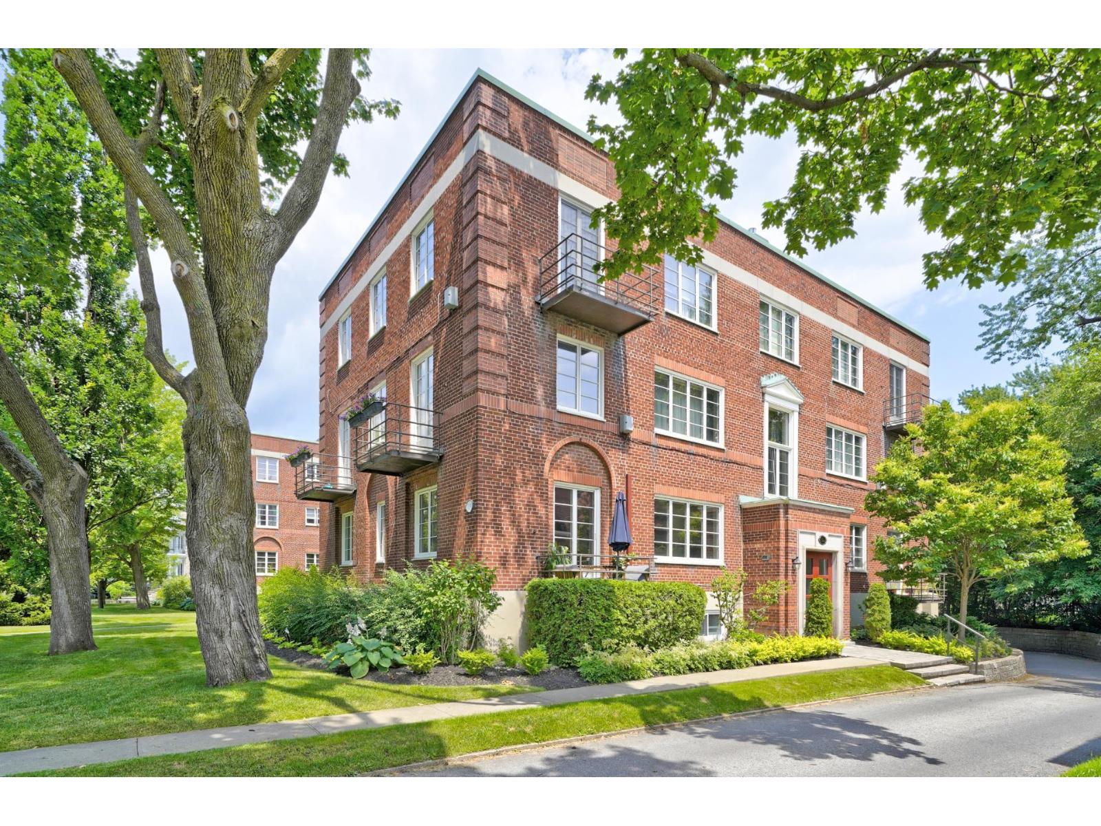 320 Boul. Laird, #1A, Mont-Royal, Quebec H3R1Y2