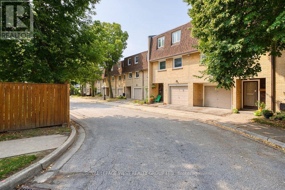 Row / Townhouse for Sale in 3 - 92 TWENTY NINTH STREET|Toronto (Long Branch), Ontario M8W3B2 2
