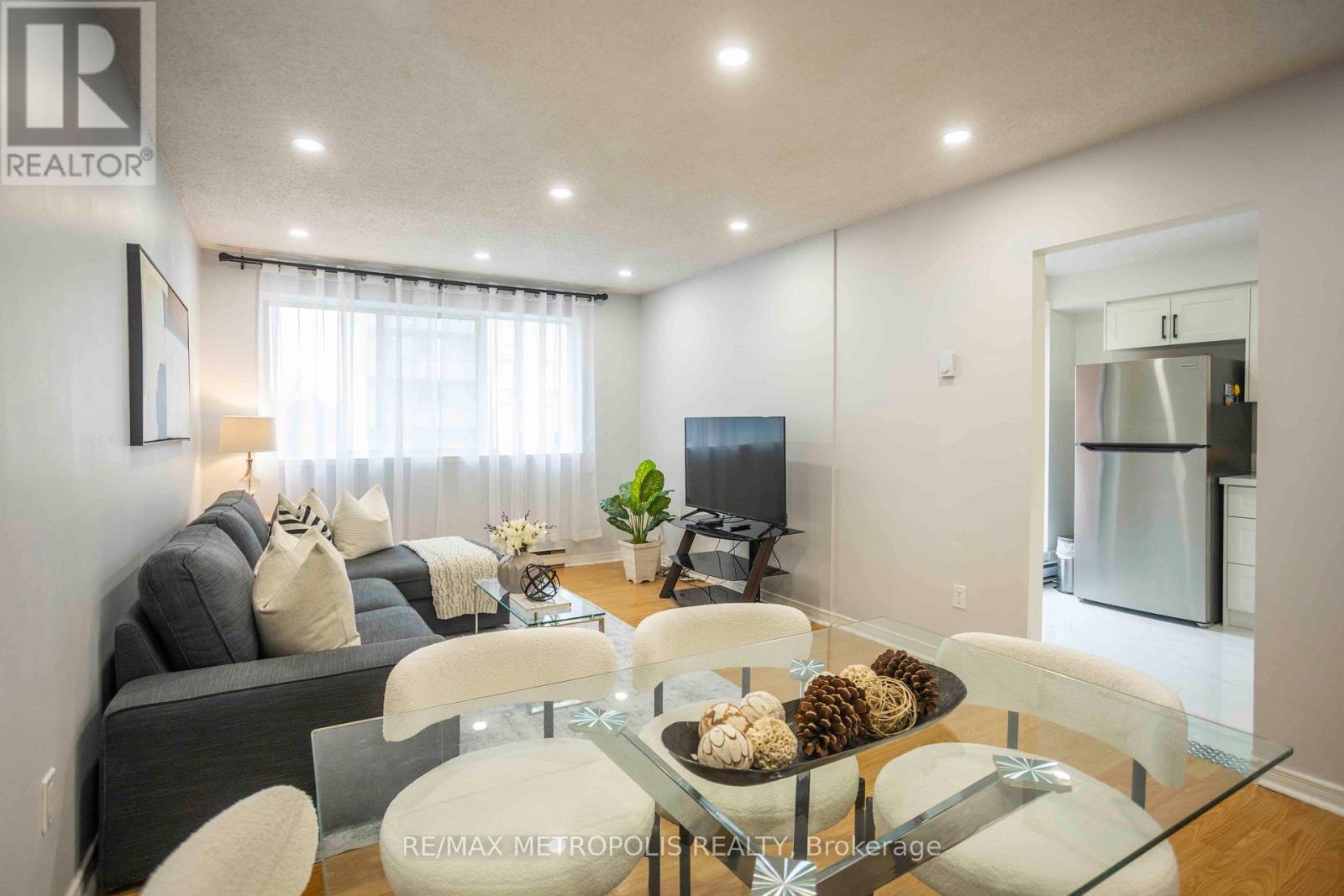 Row / Townhouse for Sale in 189 - 2170 BROMSGROVE ROAD|Mississauga (Clarkson), Ontario L5J4J2 3