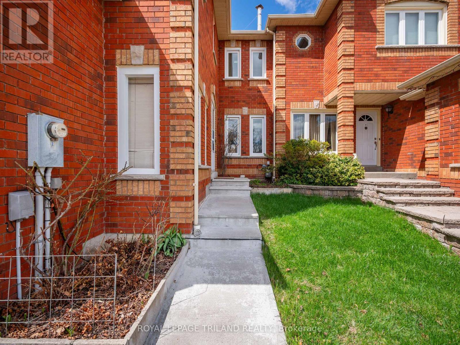 Row / Townhouse for Sale in 5335 RICHBOROUGH DRIVE|Mississauga (Hurontario), Ontario L5R3J9 2