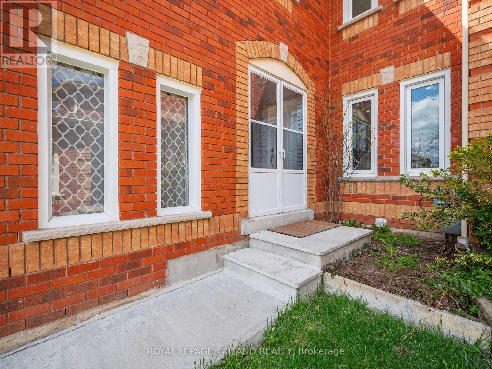 Row / Townhouse for Sale in 5335 RICHBOROUGH DRIVE|Mississauga (Hurontario), Ontario L5R3J9 3