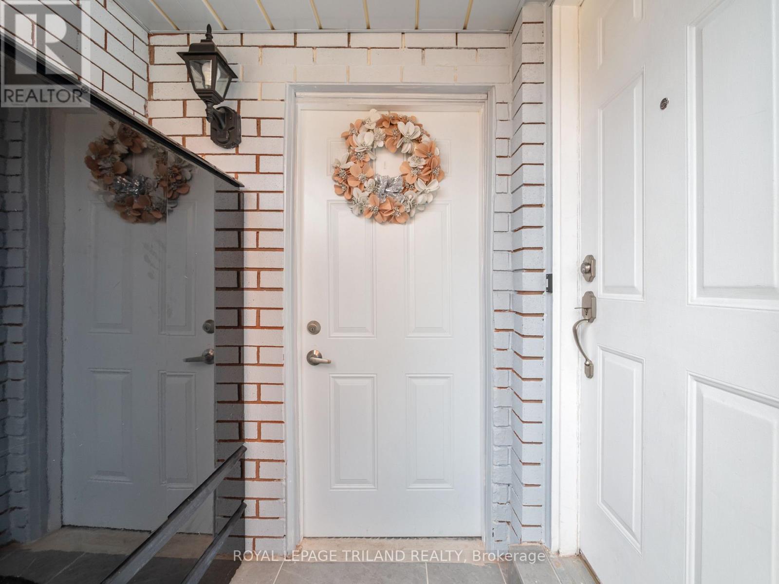 Row / Townhouse for Sale in 5335 RICHBOROUGH DRIVE|Mississauga (Hurontario), Ontario L5R3J9 4