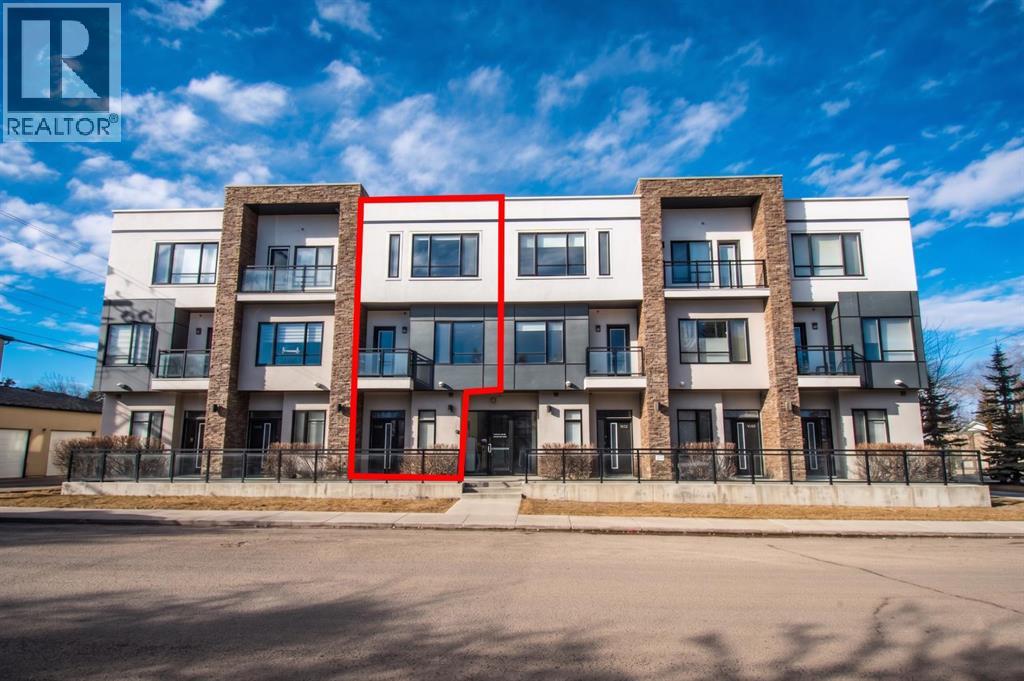 Row / Townhouse for Sale in 109, 15 Rosscarrock Gate SW|Calgary, Alberta T3C1E6