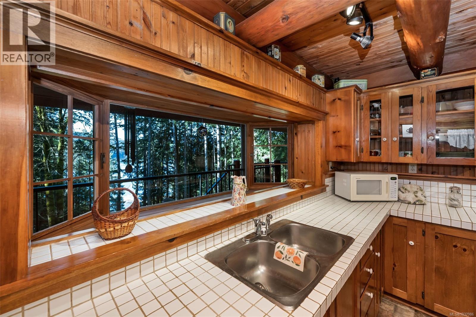For sale: 8965 Meades Creek Rd, Lake Cowichan, British Columbia V0R2G0 ...