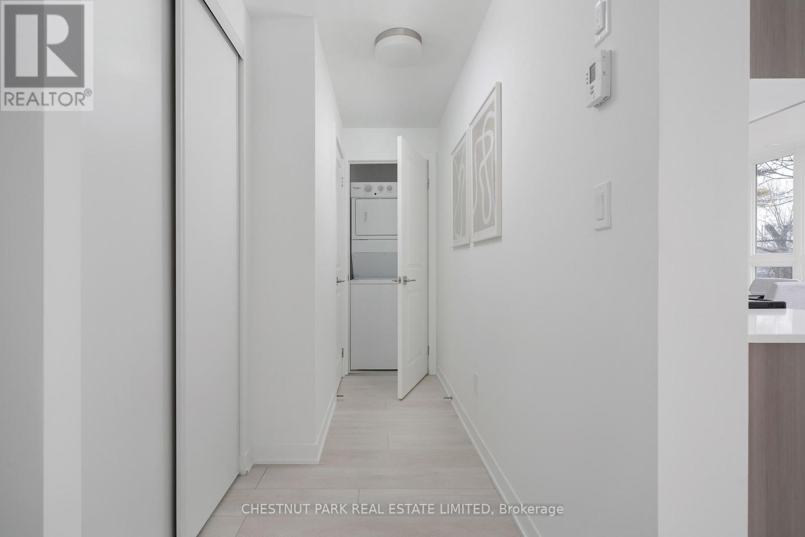 Row / Townhouse for Sale in 4 - 4025 HICKORY DRIVE|Mississauga (Rathwood), Ontario L4W1L1 2