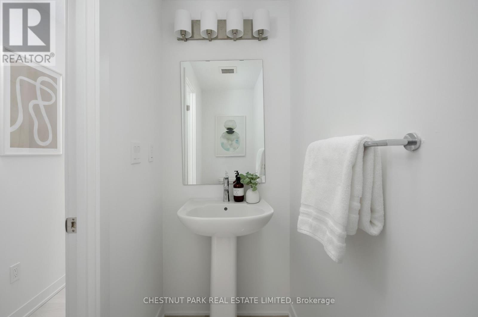 Row / Townhouse for Sale in 4 - 4025 HICKORY DRIVE|Mississauga (Rathwood), Ontario L4W1L1 3