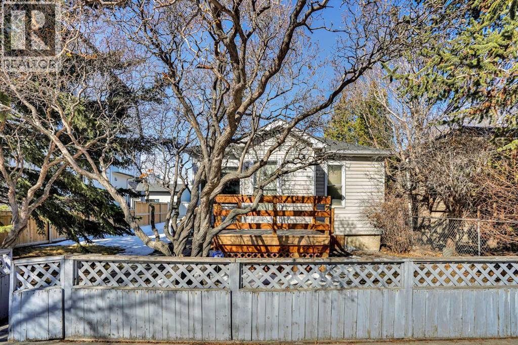 House for Sale in 231 11A Street NE|Calgary, Alberta T2E4P1 2
