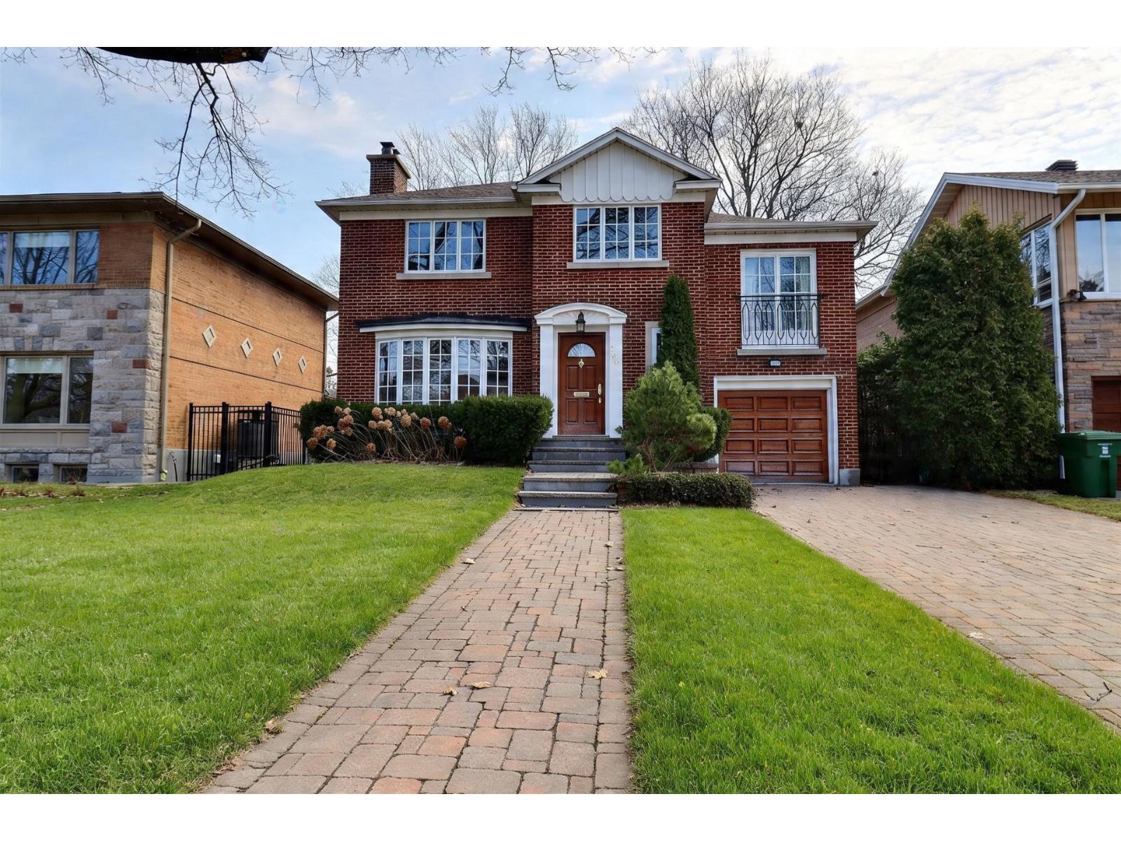 266 Av. Kenaston, Mont-Royal, Quebec H3R1M5