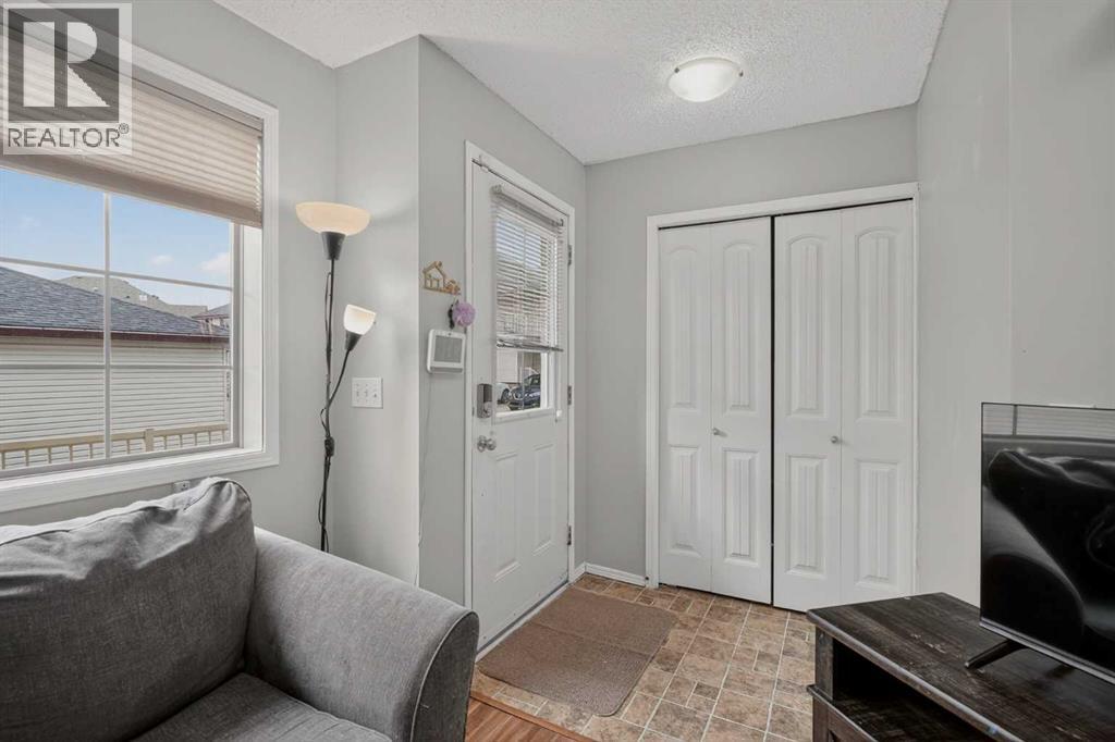 Row / Townhouse for Sale in 105, 23 Everridge Square SW|Calgary, Alberta T2Y5J6 2