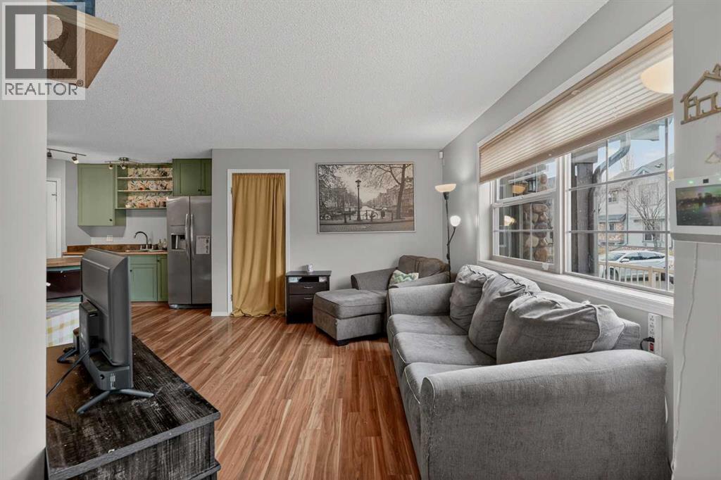 Row / Townhouse for Sale in 105, 23 Everridge Square SW|Calgary, Alberta T2Y5J6 4