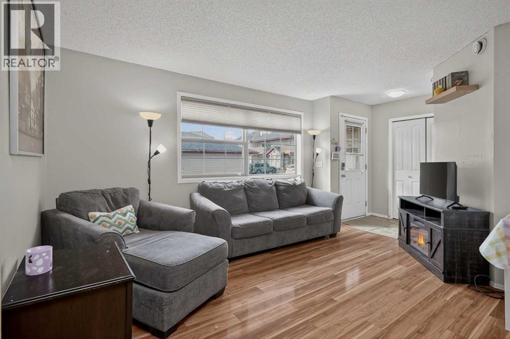 Row / Townhouse for Sale in 105, 23 Everridge Square SW|Calgary, Alberta T2Y5J6 3