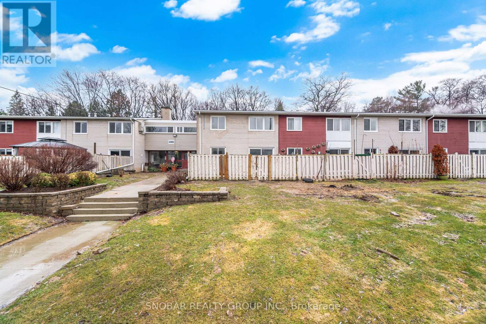 Row / Townhouse for Sale in 11 - 3308 THE CREDIT WOODLANDS|Mississauga (Erindale), Ontario L5C2J8