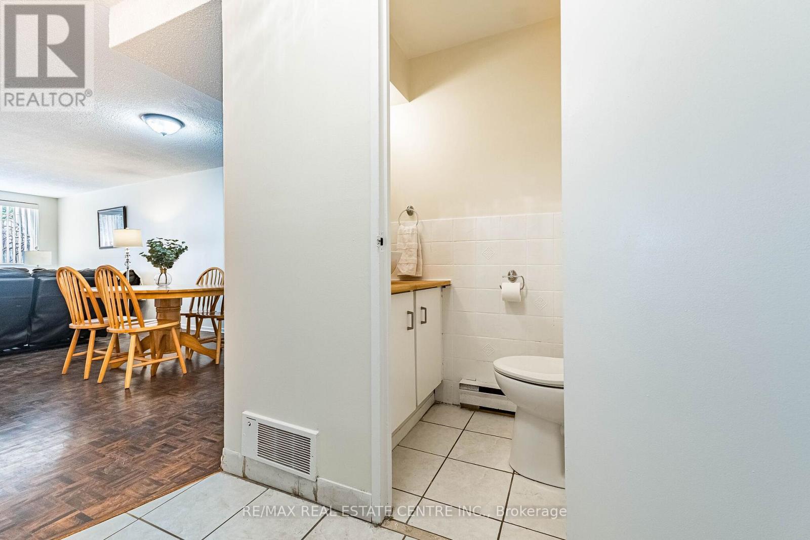 Row / Townhouse for Sale in 59 - 2170 BROMSGROVE ROAD|Mississauga (Clarkson), Ontario L5J4J2 4