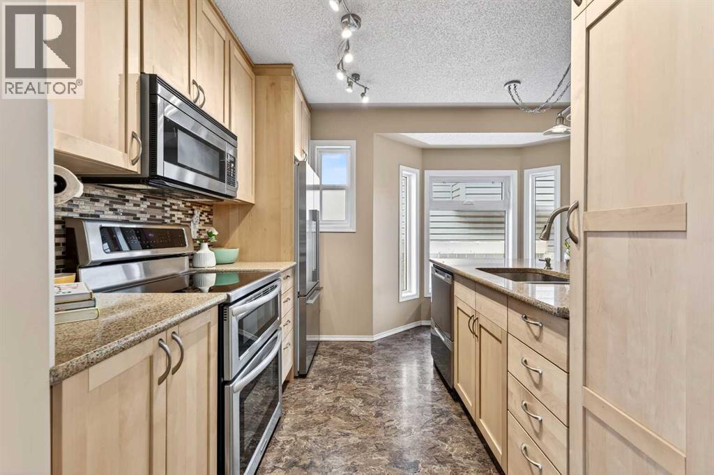 House for Sale in 886 Erin Woods Drive SE|Calgary, Alberta T2B3C4 2