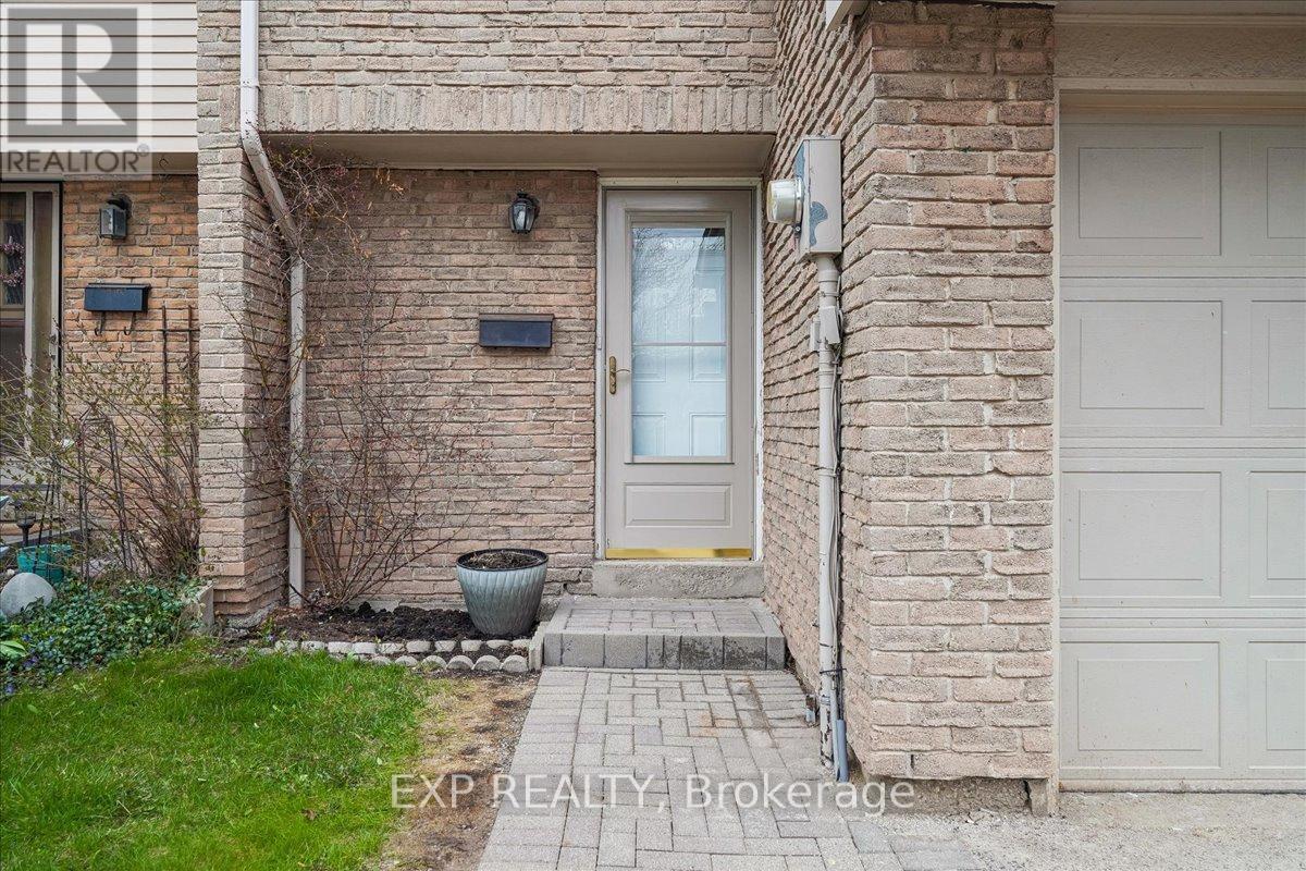 Row / Townhouse for Sale in 72 - 1556 LANCASTER DRIVE|Oakville (FA Falgarwood), Ontario L6H2Z4 2