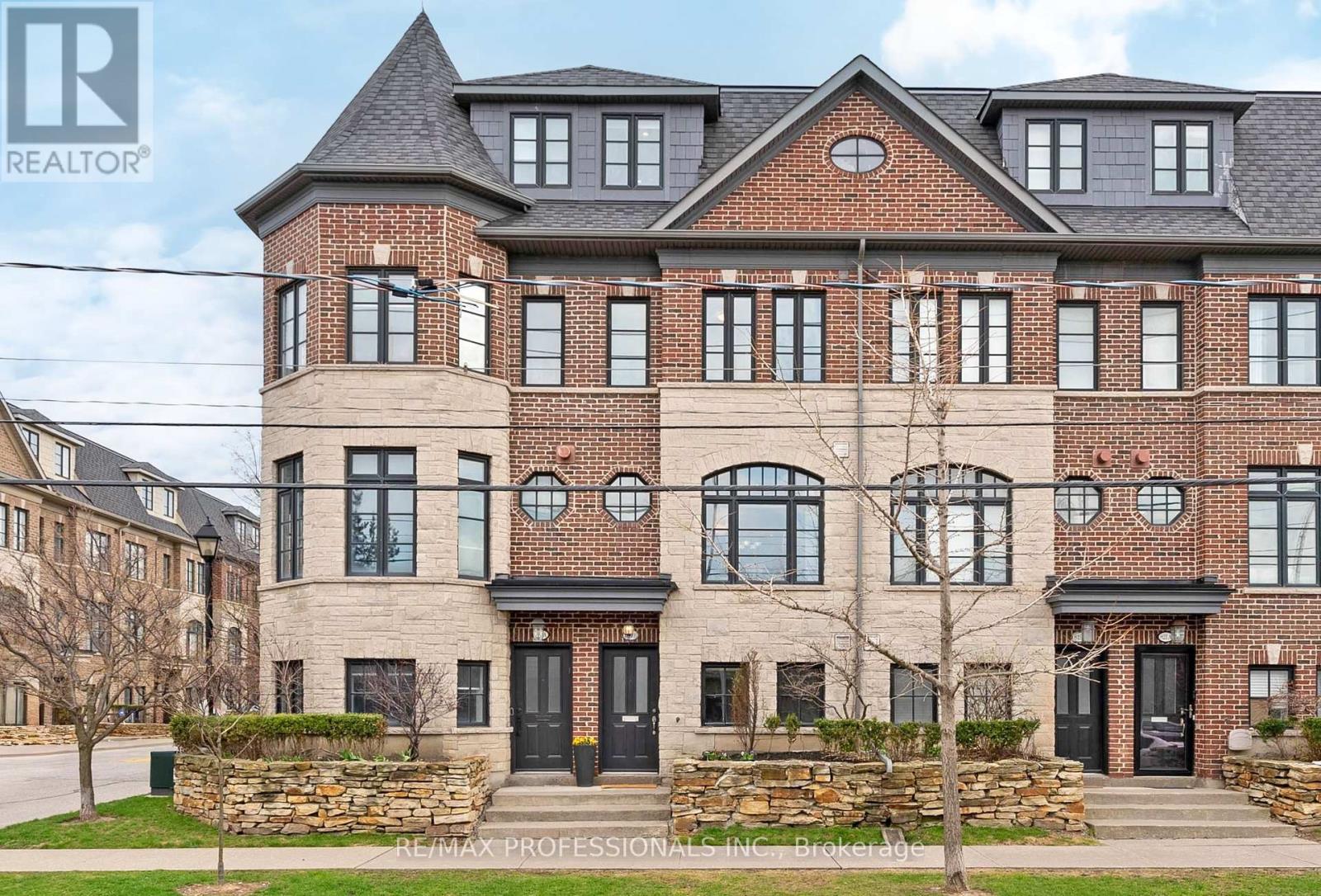 Row / Townhouse for Sale in 819B OXFORD STREET|Toronto (Mimico), Ontario M8Z0B3