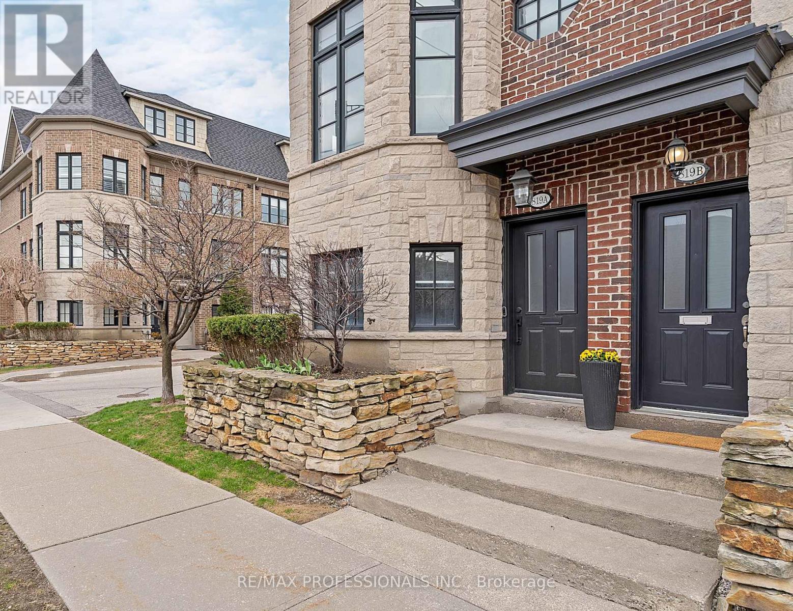 Row / Townhouse for Sale in 819B OXFORD STREET|Toronto (Mimico), Ontario M8Z0B3 2