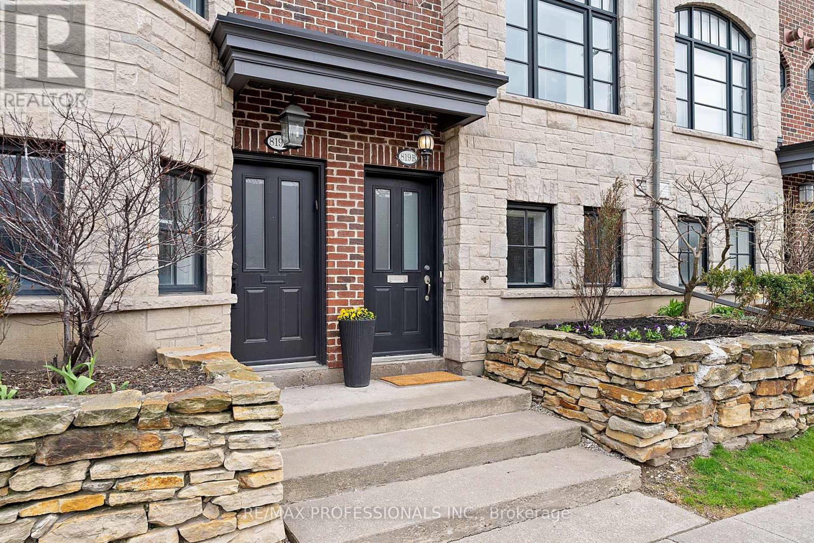 Row / Townhouse for Sale in 819B OXFORD STREET|Toronto (Mimico), Ontario M8Z0B3 3