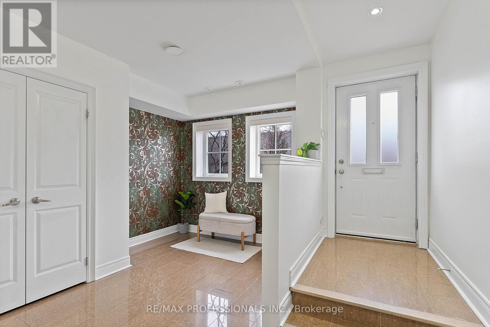 Row / Townhouse for Sale in 819B OXFORD STREET|Toronto (Mimico), Ontario M8Z0B3 4