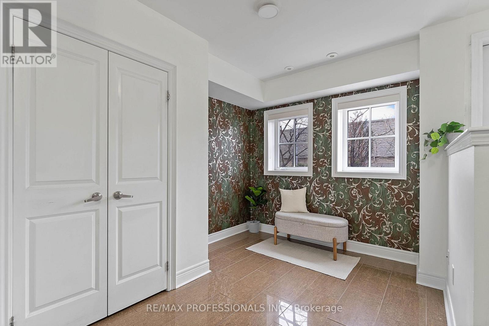 Row / Townhouse for Sale in 819B OXFORD STREET|Toronto (Mimico), Ontario M8Z0B3 5
