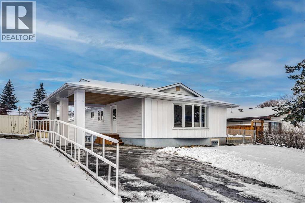 House for Sale in 908 Stonehaven Road SW|Calgary, Alberta T2W0P6 2