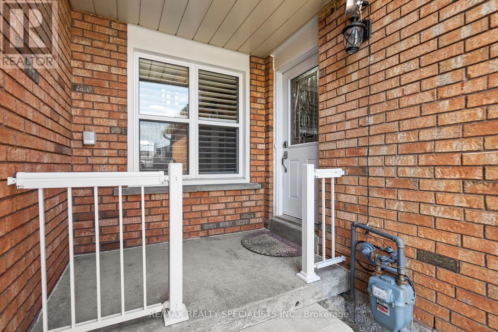 Row / Townhouse for Sale in 121 TULIP DRIVE|Brampton (Fletcher's Creek South), Ontario L6Y3X6 2