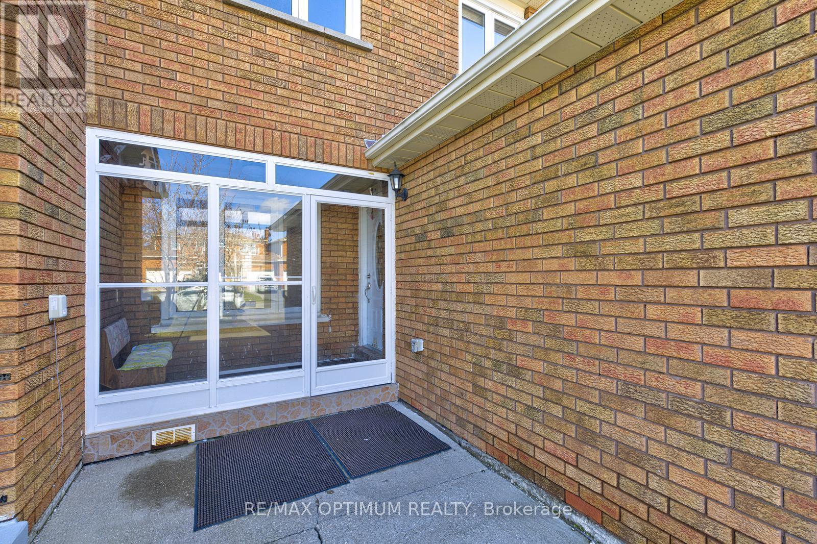 Row / Townhouse for Sale in 53 DUTCH CRESCENT|Brampton (Fletcher's Creek South), Ontario L6Y3X2 5