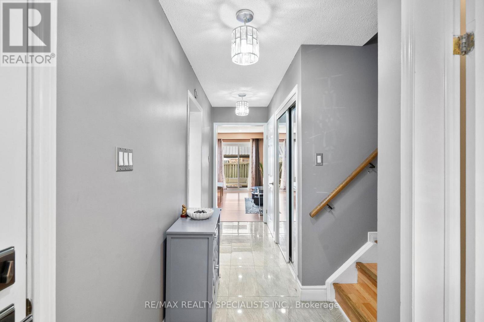 Row / Townhouse for Sale in 121 TULIP DRIVE|Brampton (Fletcher's Creek South), Ontario L6Y3X6 3