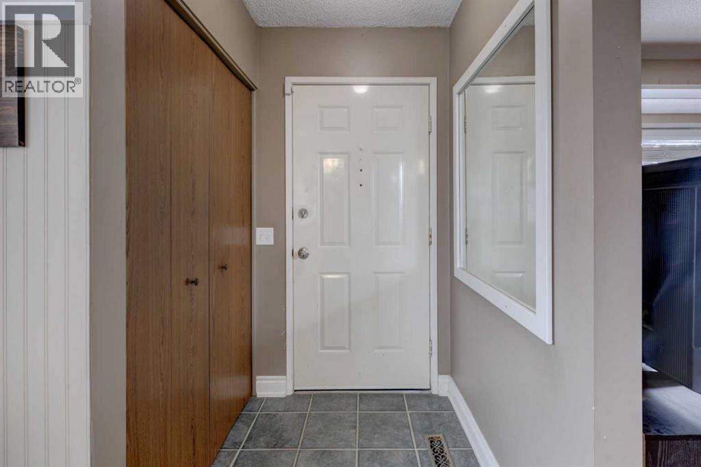 House for Sale in 16 Martingrove Mews NE|Calgary, Alberta T3J2S9 2