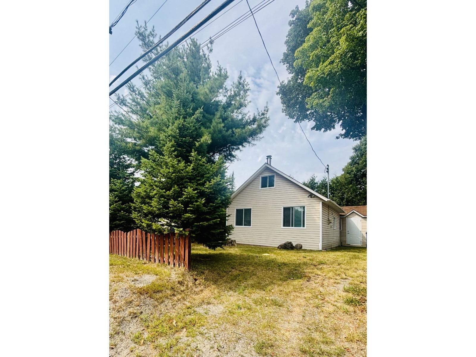 684 Ch. du Lac-Bleu, Saint-Hippolyte, Quebec J8A1L6