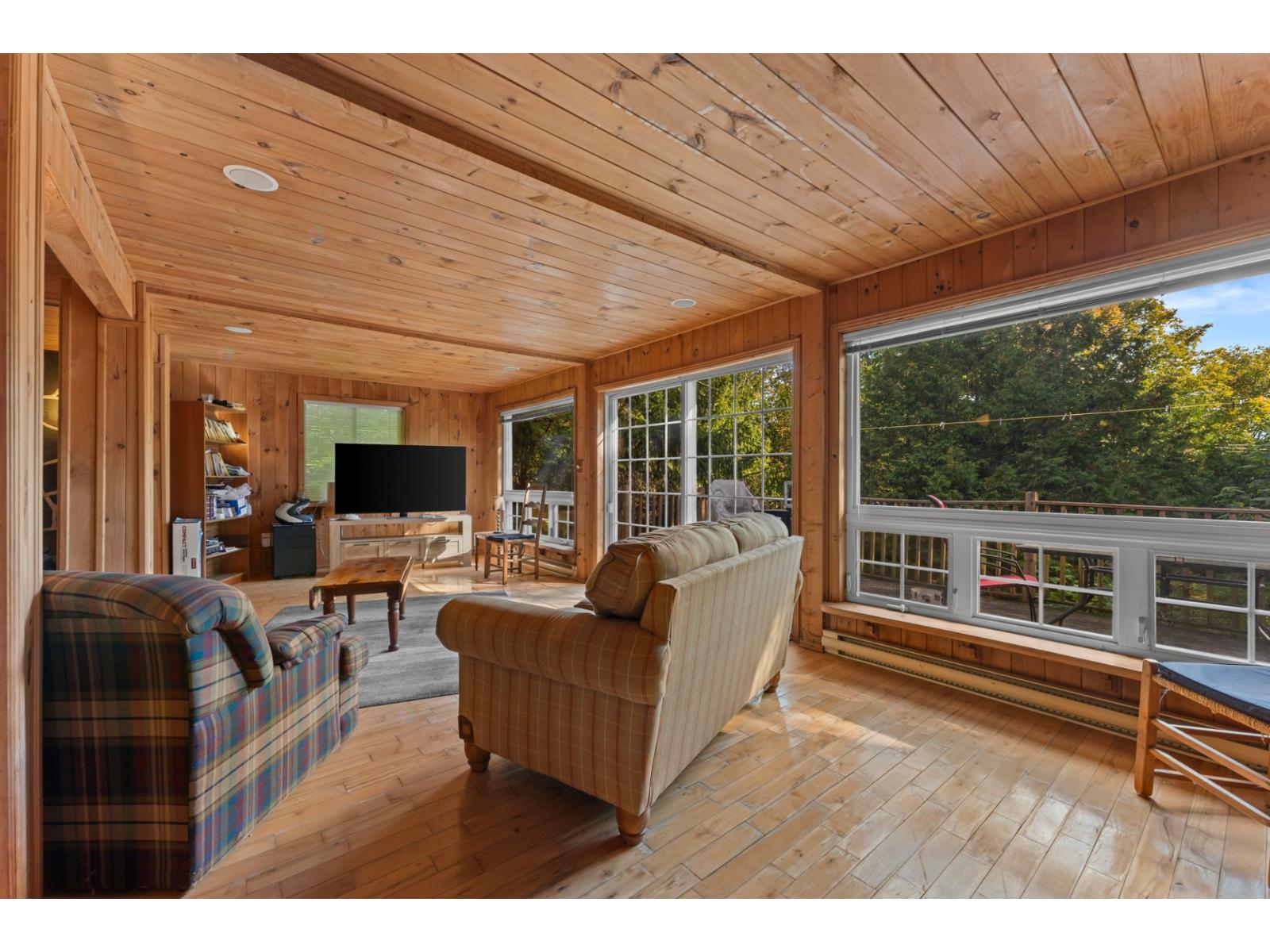 For sale: 1 Ch. du Cap, Austin, Quebec J0B1B0 - 24006239 | REALTOR.ca