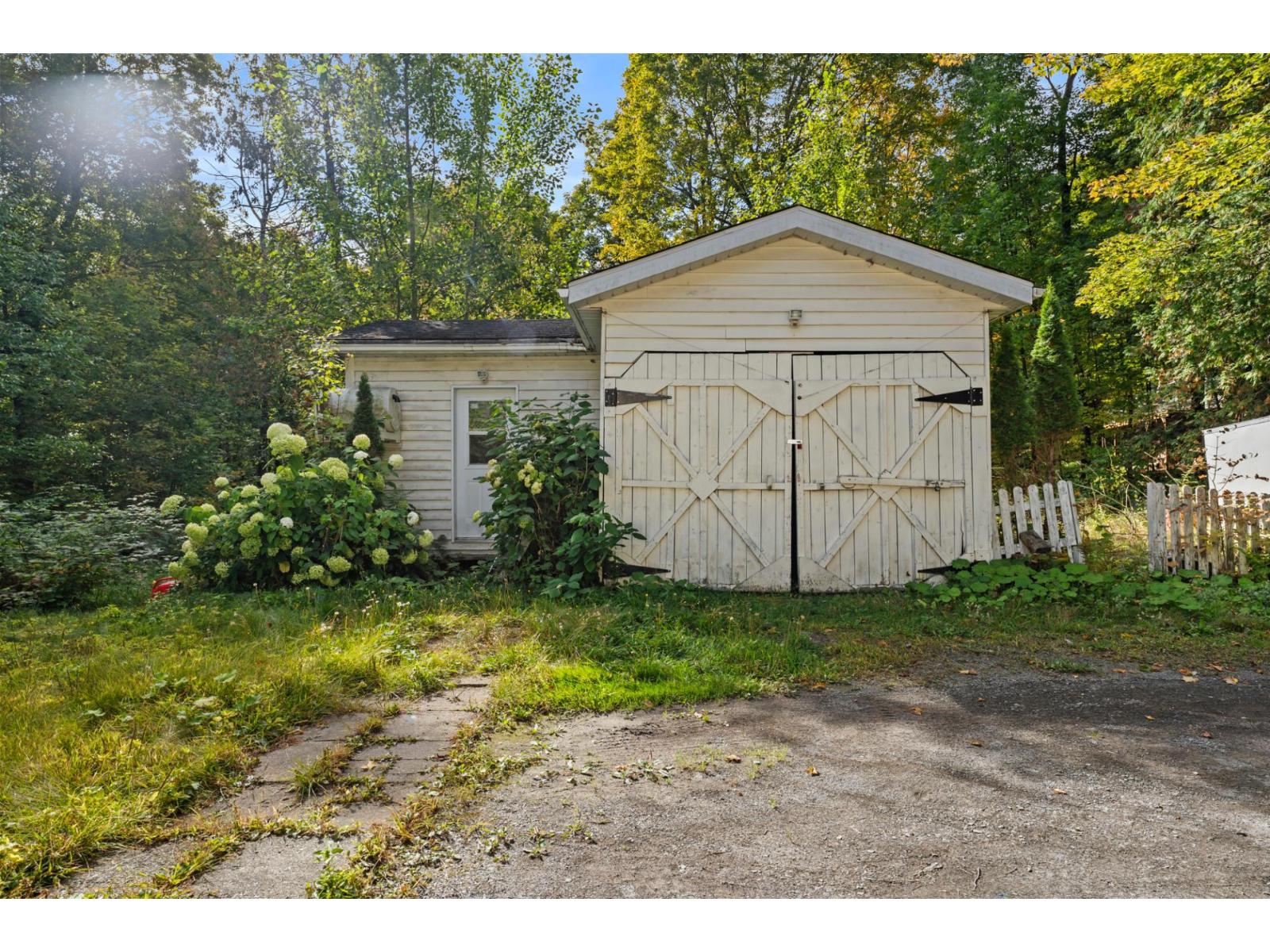 For sale: 1 Ch. du Cap, Austin, Quebec J0B1B0 - 24006239 | REALTOR.ca