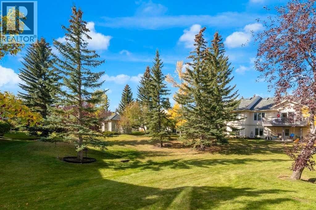 Row / Townhouse for Sale in 119 Edgepark Villas NW|Calgary, Alberta T3A3S2