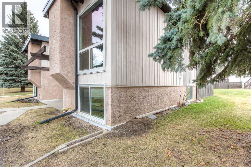 Row / Townhouse for Sale in 172 Oaktree Lane SW|Calgary, Alberta T2V4E4 2