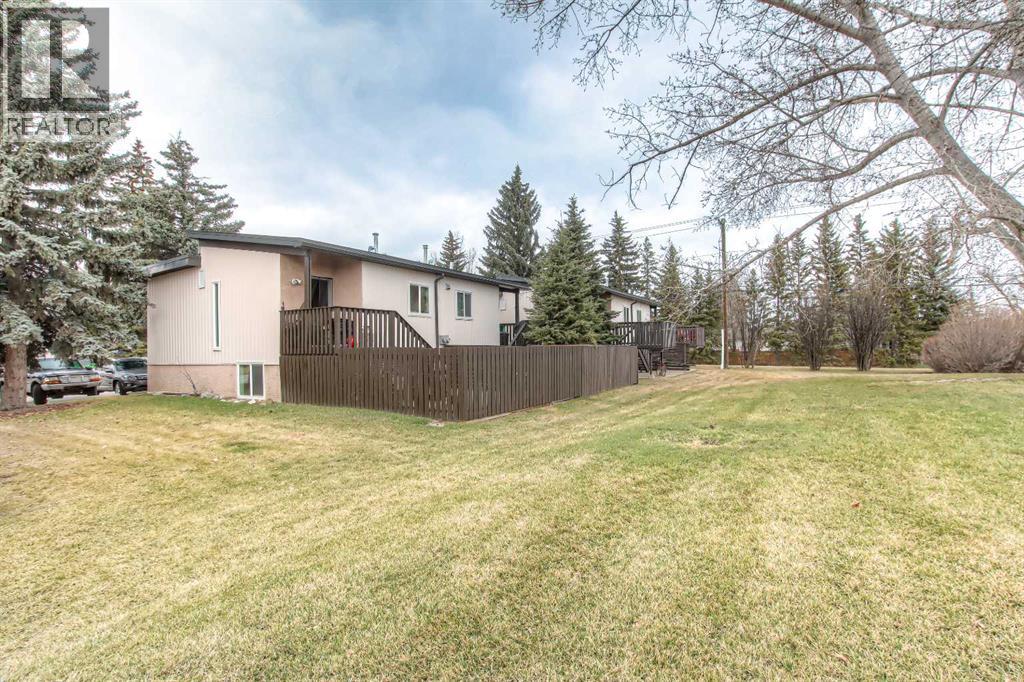 Row / Townhouse for Sale in 172 Oaktree Lane SW|Calgary, Alberta T2V4E4 3