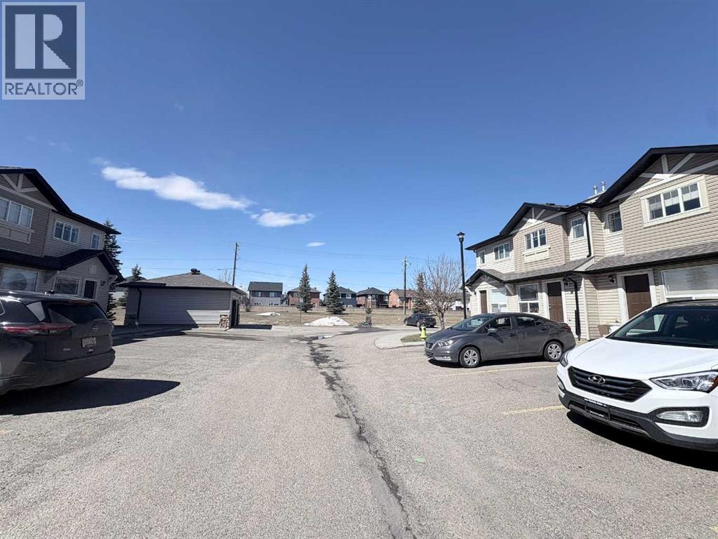 Row / Townhouse for Sale in 138 Saddlebrook Point NE|Calgary, Alberta T3J0G3 2