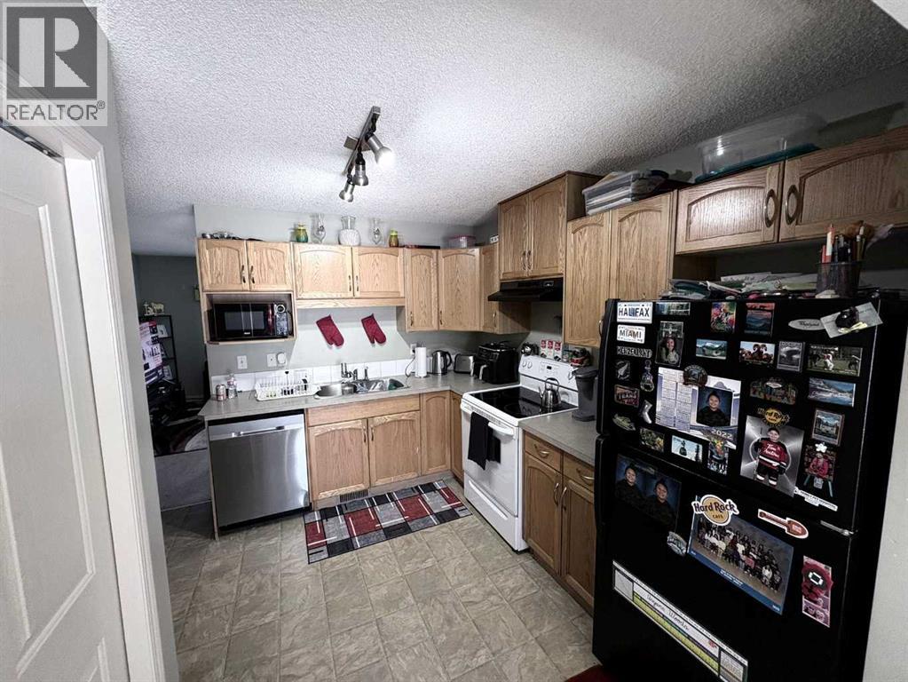 Row / Townhouse for Sale in 138 Saddlebrook Point NE|Calgary, Alberta T3J0G3 4