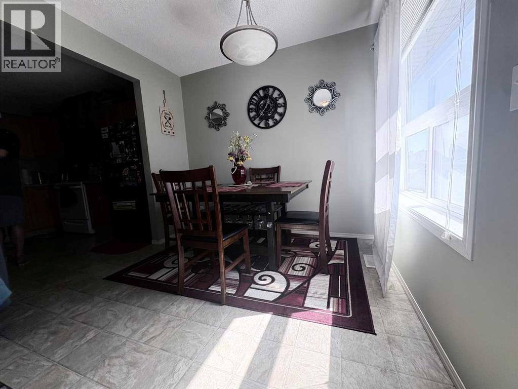 Row / Townhouse for Sale in 138 Saddlebrook Point NE|Calgary, Alberta T3J0G3 5