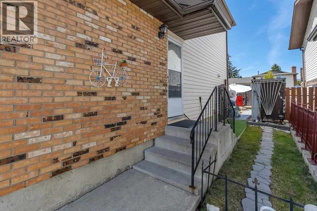 House for Sale in 4811 60 Street NE|Calgary, Alberta t1y5b8 4